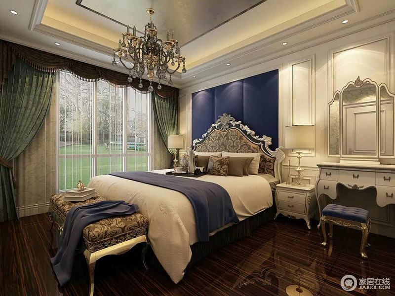 卧室中蓝色冷却了白色的苍白，在花纹床头与床尾凳的装点下，更显出贵族般的古典生活。