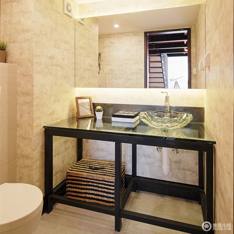 卫浴间中和了整体设计的用色技巧，淡黄色的墙面延续了温馨；黑色柜子兼具收纳和展示的功效，以简洁的造型将生活便捷度放大，只为生活的好。
