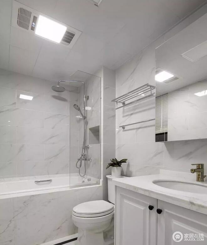 卫生间选择了雅士白纹理的地面与墙面砖，浴缸与淋浴功能集于一体，整个空间干净大方。