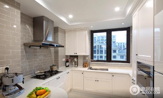 厨房虽然不大，但是功能齐全，灰色砖石铺贴出美式朴质，与简美实木橱柜的白色呈和谐，同时将电器嵌入其中，构成科技感，正是将美观与功能结合起来，让整个空间利落而得体。