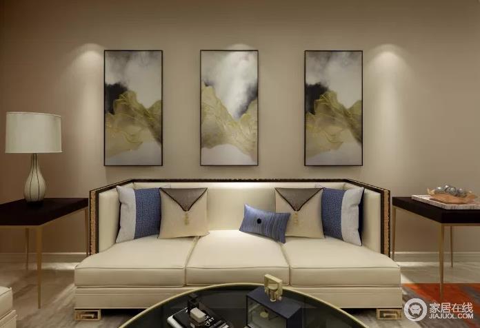客厅以浅驼色为墙面着色，并借云墨山水抽象画来营造意境感，同时让空间不显枯燥；新中式沙发的米色因为中式靠垫多了时尚感，让东方新意更为浓厚。