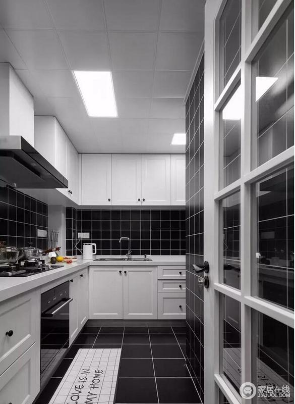 经典黑白搭配的厨房，彰显时尚简约的格调。