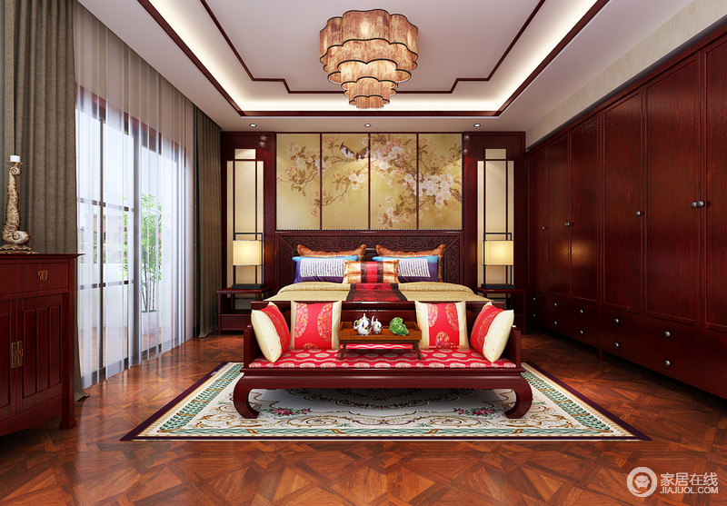 卧室延续了客厅风格，屏风样式的花鸟画显得富贵又吉祥。罗汉床榻传承传统文化，演绎了祥福和尊贵，将中式大气典雅挥洒一室。
