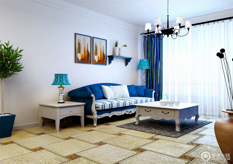 客厅以蓝白为主色，背景墙上的蓝色货架和挂画扫去平淡；而蓝色沙发搭配白色茶几、边桌，组成蓝天一色的清灵，金属质地的台灯，因为孔雀蓝灯罩，跳跃出生机与活力。
