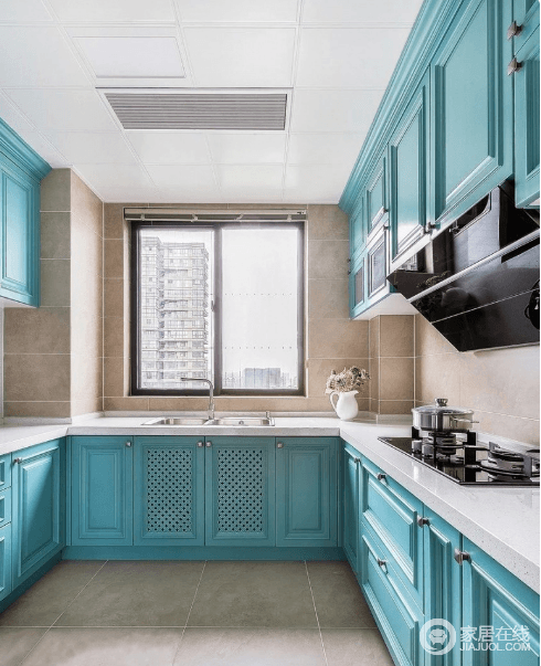 厨房蓝色的橱柜清新浪漫，整体宽敞明亮，让下厨也能轻松愉悦。
