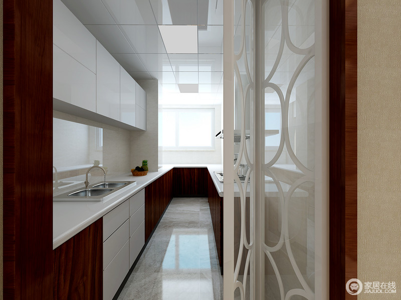 厨房利用折叠式屏风门进行简单的空间分区，白色悬挂橱柜节省了空间的同时与深褐色橱柜形成色彩对照，明晰地层次中加强了空间的整洁度和设计感。