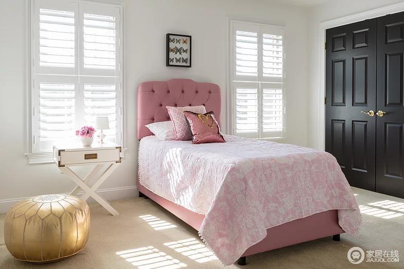 卧室中也同样采用了原木色做为主色调。而家具饰品则统一选择了简约舒适的款式。