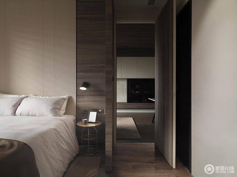 卧室以胡桃木为主色调，让你空间感受到些许温实，肌理成就了空间的自然朴质；床旁侧的圆几和圆形壁灯，带着简约，让空间更为温馨。