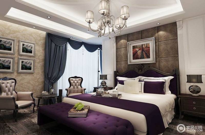 卧室里紫色和白色像是亮丽醒目的标识，带着高贵神秘典雅，窗帘的一抹深蓝则中和卧室的高调，营造出静谧安宁。棕色格子背景墙分隔白色墙面，与家具和壁纸墙面形成相对呼应性。