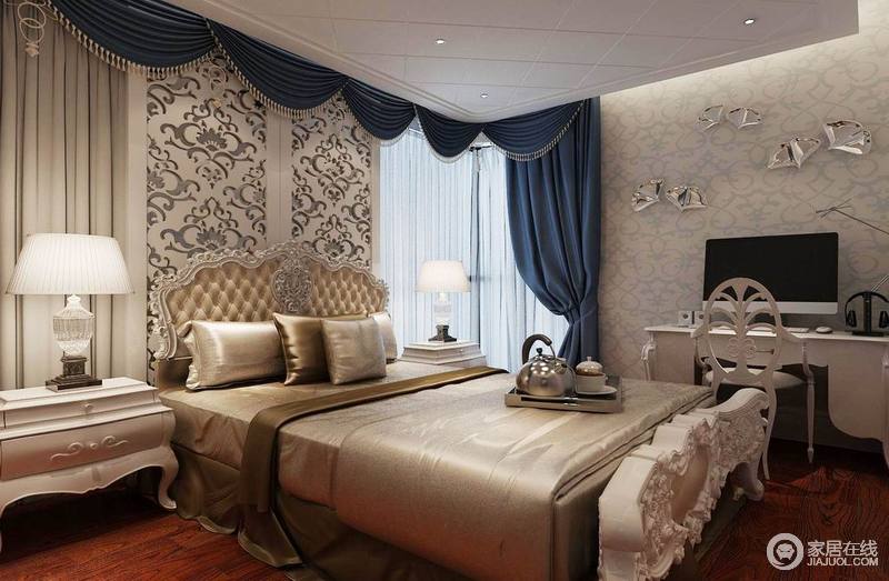 沉稳一致的居家调性则提升了生活的细致度，蓝色窗帘像幕布一样成为点睛之笔，花纹装饰了墙头，搭配极具欧式的床具，卧室呈现绚丽多彩的华美风情。
