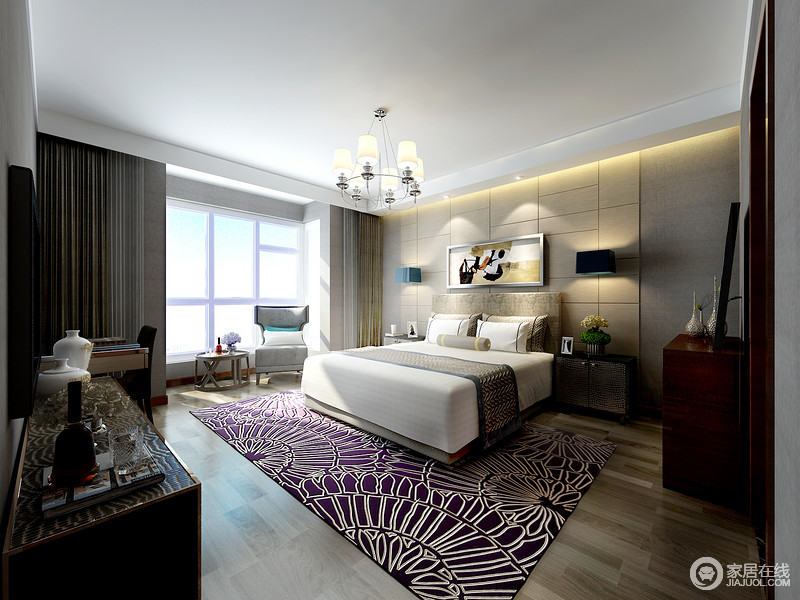 卧室以素色为主，不论从灰色地面还是米色立面都营造着内敛中的舒适感；平整的空间采取对称的手法进行布置，黑色壁式台灯与白色床品形成对比，灰色单椅与紫色花卉地毯反衬出清雅。