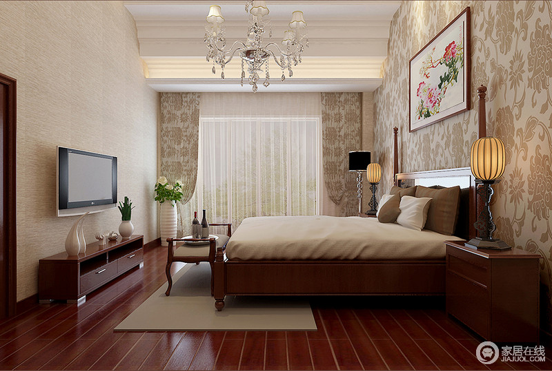 优雅、恬淡的花卉壁纸使居室变得更为感性，搭配纯色的米黄色，使空间展现出浪漫又富有诗情画意般的气氛；在温馨静谧的光线下，营造出安静的睡眠空间。