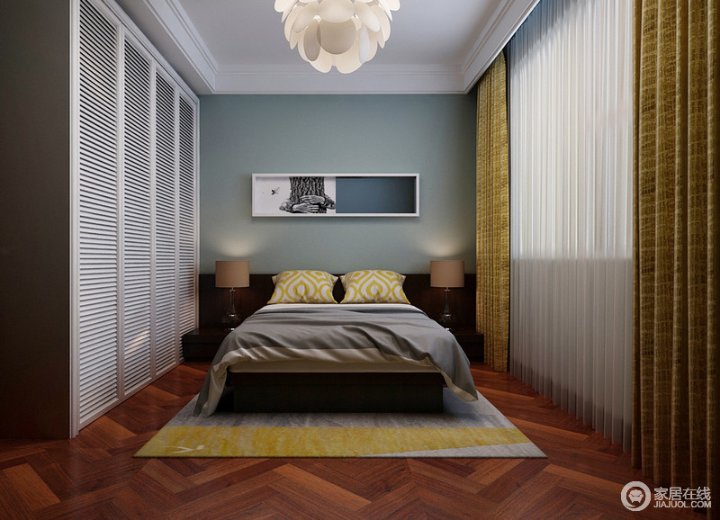 墨绿色的墙面给予空间深邃朴拙，灰色的床品和黄色靠垫文殊一气，黄色窗帘和白色格栅衣柜形城明艳天地。