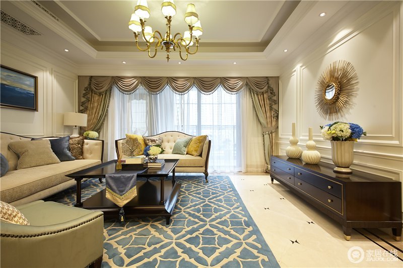 白色的护墙板线条勾勒出整个客厅的立体感，衬托着土黄和浅草绿混搭的沙发组和胡桃木茶几、电视柜，空间被搭配出成熟稳重的端庄气质；而活泼亮眼的黄蓝花纹地毯，则瞬间让空间多了优雅的浪漫情调。
