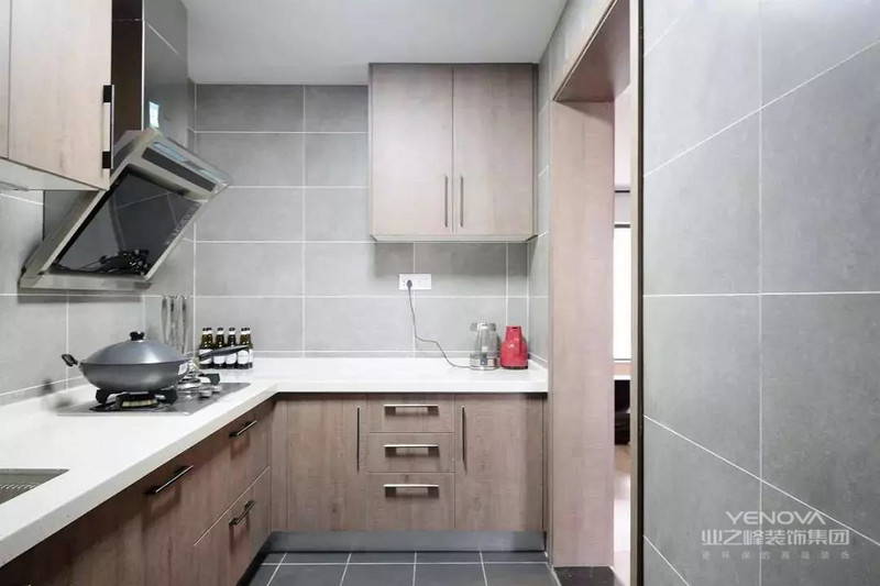厨房以哑光灰色地面墙面砖搭配，结合木质的橱柜，小小的厨房也令人轻松大方。