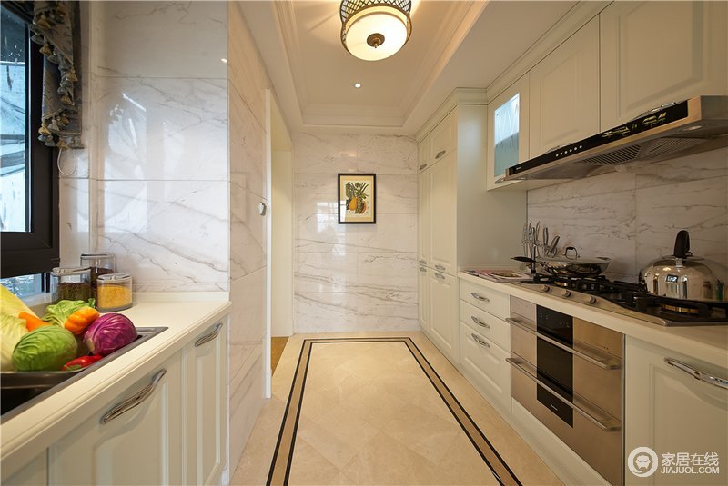 厨房空间很大，定制型的橱柜以U型设计，充分发挥空间的作用，并强化了空间的收纳空间；白色和米黄色的搭配，也让空间显得清新整洁。