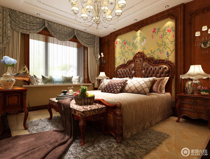恢弘厚重的美式双人床不仅奢华，更将传统和神秘赋予空间，碎花窗帘和床尾凳让卧室自然舒适。