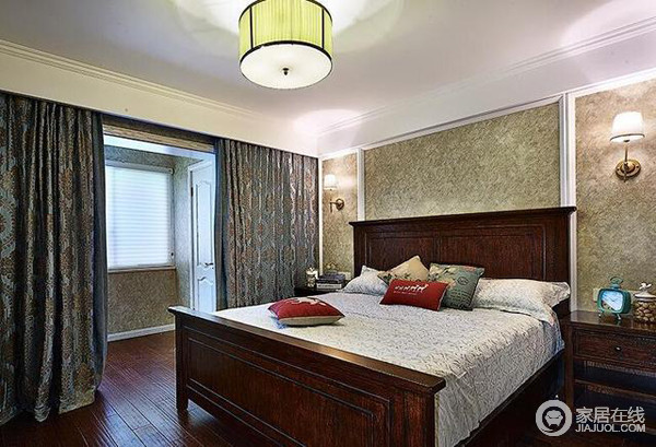 窗帘盒更有一种整体感，主卧的床和地板都有点做旧之感，美式复古风。床头灯最好是装在墙上，这样床头柜才能充分利用。