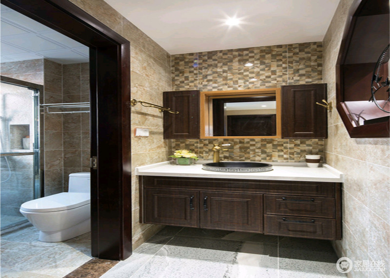 卫生间结构规整，从盥洗区、洗浴区都以功能分明的设计，让生活的实用性更高；从几何墙砖、灰色方砖到灰色地砖以材质色彩的变化，让空间的色调柔和，并与褐色实木盥洗柜呈对比效果，可谓实用与美观兼并，让空间利用率更高。