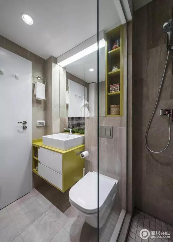 卫生间干湿分离，亮黄色的搭配，不那么沉闷，干净舒适。