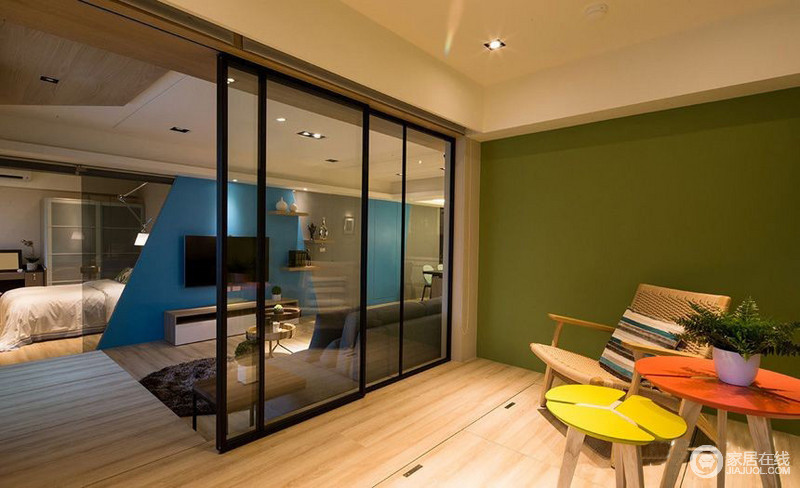 书房的设计，与客厅为玻璃推拉门的设计，这样可以让两个空间的视野相对开阔，而书房俏皮的颜色设计也能起到饱和客厅色彩度