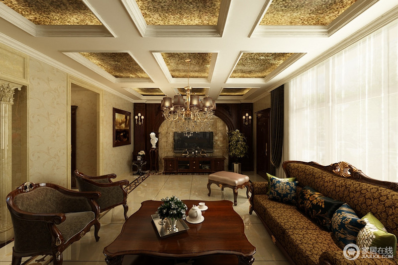 充满古典风情的空间，将复古的典雅和现代建筑的完美融合，使空间散发出厚重的、华奢的贵气。花纹点缀在沙发、墙壁上，在饰以金箔的天花顶之下，兼蓄豪华与富丽。