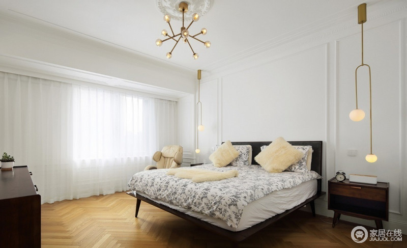 卧室线条简洁，结构方正，白色纱幔让光线能进入空间，更填明快；简单的家具陈列满足日常之用，而黄铜灯饰的时尚和精致，足以凸显品质。