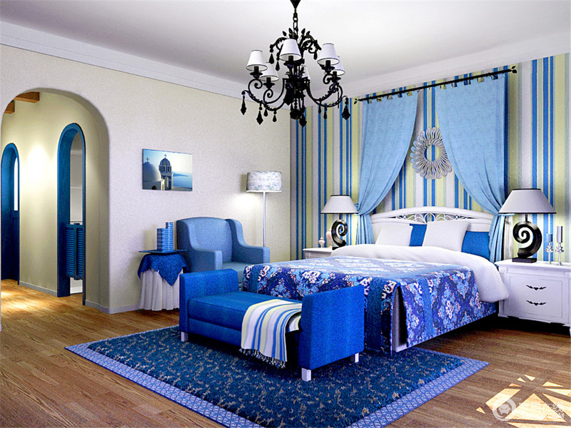 从拱形的门框进入室内，便被湛蓝的基调所感染，蓝白与淡黄色条纹壁纸以活泼的形式，与浅蓝色窗帘共造背景墙的休闲惬意；白色床头柜和黑白色调的台灯承接着时尚，而蓝色花卉床品与地毯改变了单一的蓝色宁静，带着一股宁静让你居住得舒适。