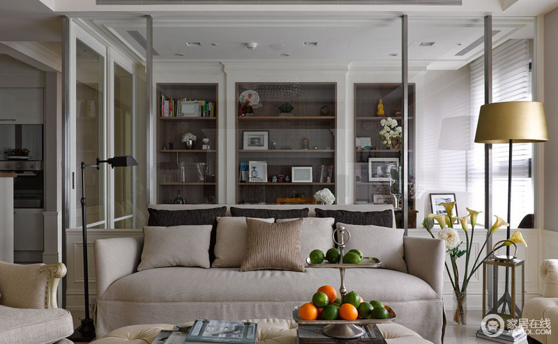 客厅后方书房的不锈钢构玻璃材质，在温柔典雅的纯白美式居家中注入细腻的现代美感