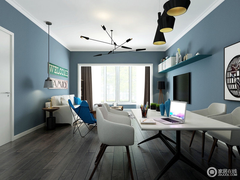 整体感觉以蓝色墙面为主体，白色的家具来点缀，深色的底板让空间变得沉稳大气。