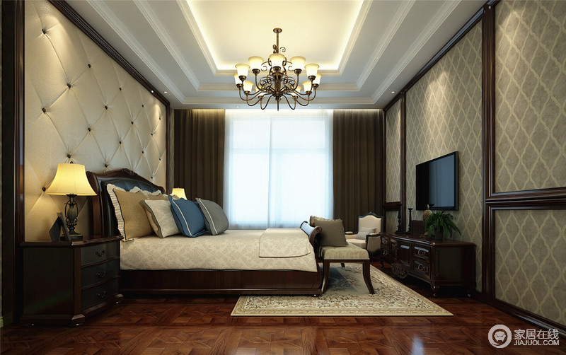 乳白色的床品太过单一，添加一些蓝色、绿色的靠垫让卧室环境更多彩；红棕色地板装饰出新的空间惊喜。