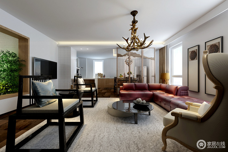 将不同风格的家具混搭在客厅里，不但体现空间的包容更彰显出张力。设计师将极具现代时尚的沙发与中古传统的官帽椅结合，在北欧风的骨灯点缀下，演绎独特的文化空间氛围。