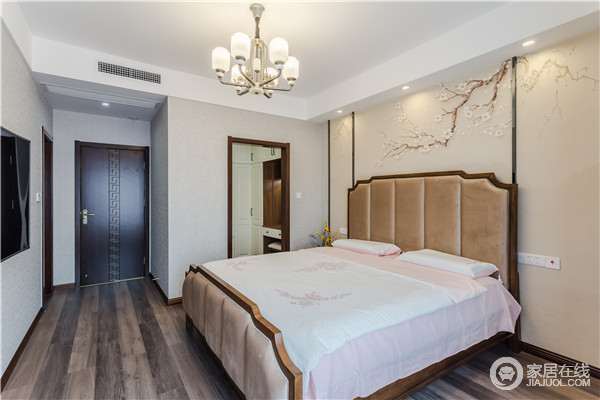 卧室以生活的舒适为出发，独立卫生间更方便使用；背景墙的白梅翘枝图与法兰绒床头呈色彩对比，让卧室温馨有余。