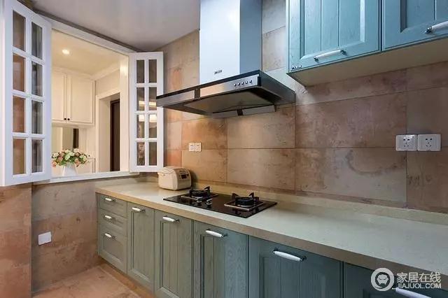厨房的橱柜是绿色的，给人清新自然的感觉，墙砖和地板砖选用了大地色系，色彩看着很舒服