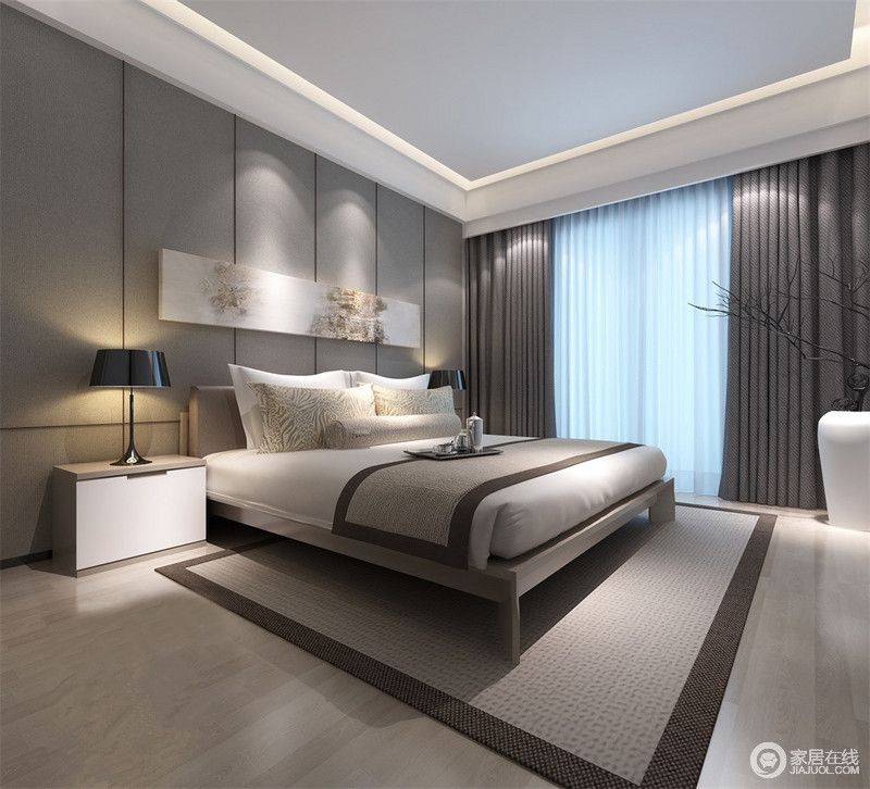 卧室运用了不同明度的灰色，意在营造平和沉稳的睡眠环境。没有主灯，以细腻的点光源打光，床头装饰的长条画作的图案在光线下，与靠枕图案浪漫呼应。