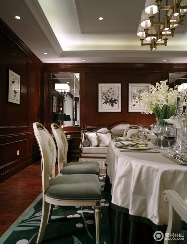 白色餐巾覆盖了整个桌面，上面摆放了新鲜的百合花，显示了房主对于生活的态度；餐厅四周是棕色的木质墙壁，让人置身原木的世界之中。
