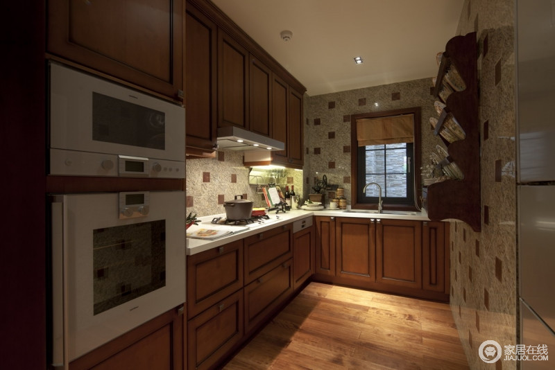 美式厨房生活的精髓就是随意舒适，简洁的设计配合着深褐色的胡桃木配色，没有夸张的装饰，简单却精彩。