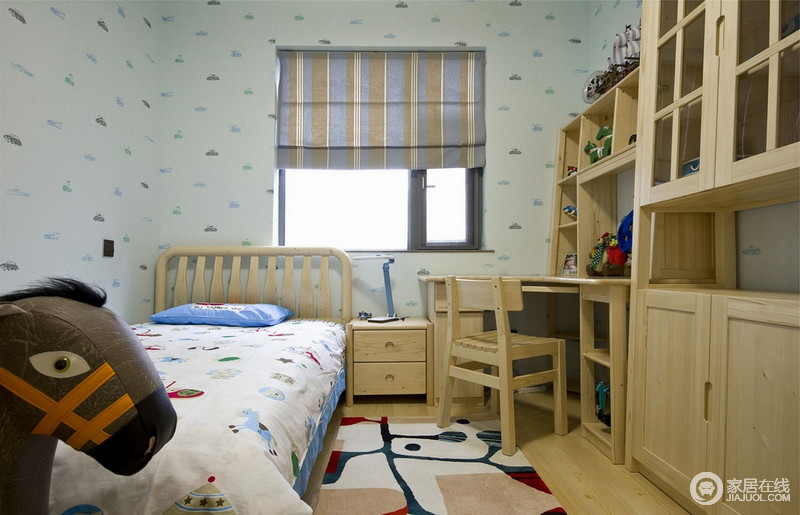 儿童房中通体选用实木家具，并利用其天然的色泽与纹路去装饰空间，表达出对生活的向往与对儿童生活的要求。