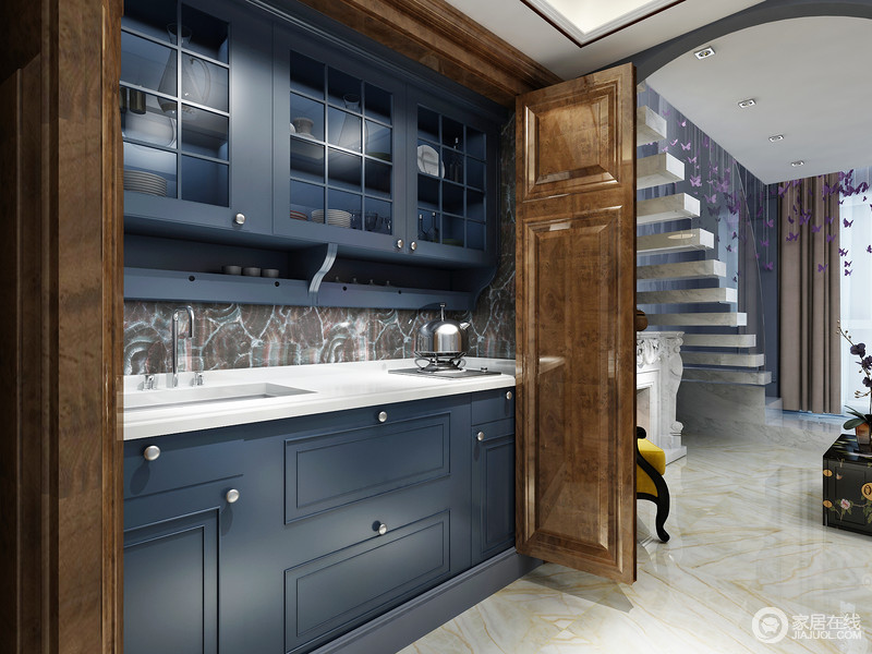 柜式厨房改变了空间杂乱无序的格局，让空间更为整洁的同时愈显格调；深蓝色橱柜现代大气，白色台面优雅简洁，成就着不张扬、却别具一格的艺术生活空间。