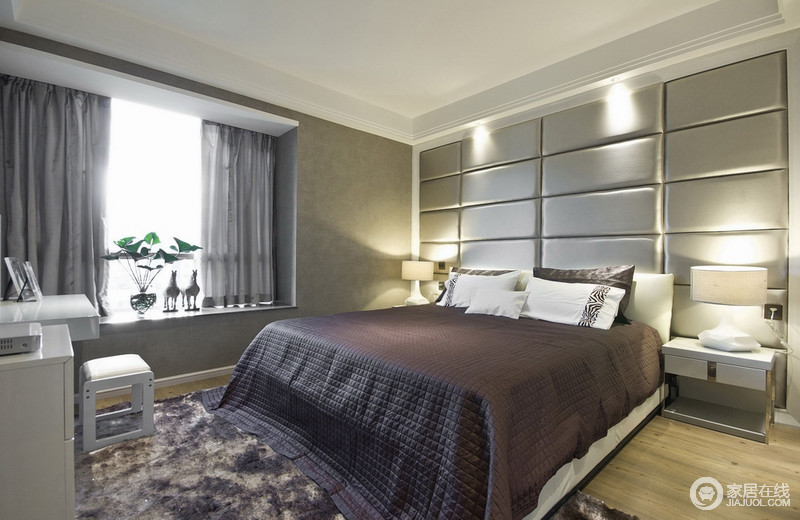 床头背景墙选用银灰色来增加空间的光感度，虽床品为深色却丝毫没有掩盖整体空间的质感与舒适度。