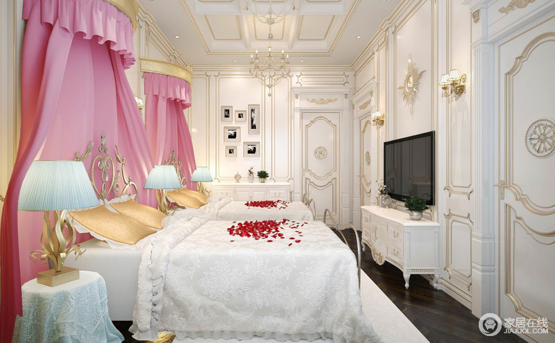 卧室中利用线条来打造出卓尔不群的腔调，简约个性的金属吊灯及壁灯透出微微的性感，粉色床幔展现出轻熟的魅力。