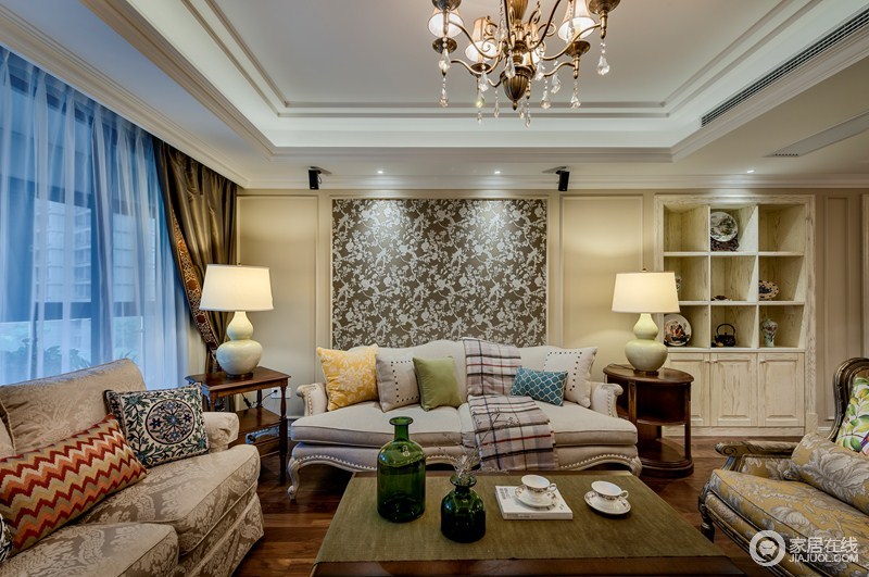 客厅沙发背景墙、沙发椅和抱枕都选择了花朵元素，以及同样素雅的色彩，都让中式与美式在此处完美相融。