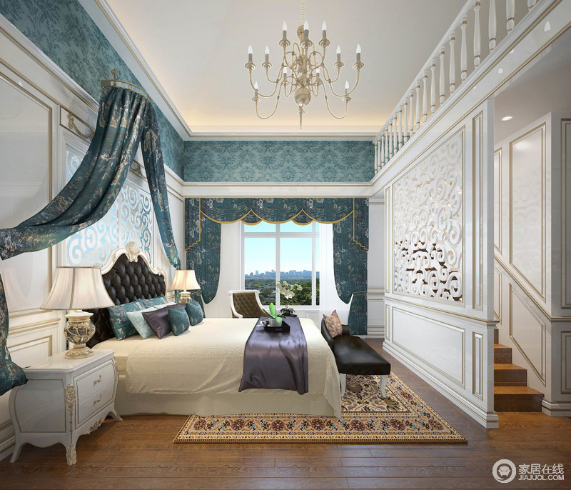 通过白色半透明平风墙来分割空间，让卧室愈加规整；蓝色花纹壁纸和罗马帘冷静中裹挟着奢华，让你体味着经典浪漫异国风。