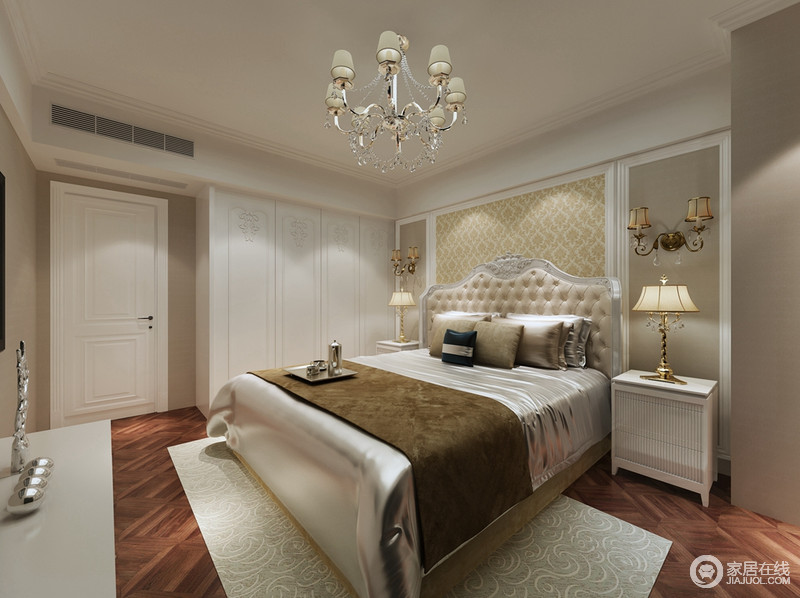 卧室主要以灰驼色及白色为主，局部加入印花及曲线图案，用于渲染空间氛围。银灰色的床品与深褐色的床旗交相辉映，精良的质感突显出主人的品味生活。