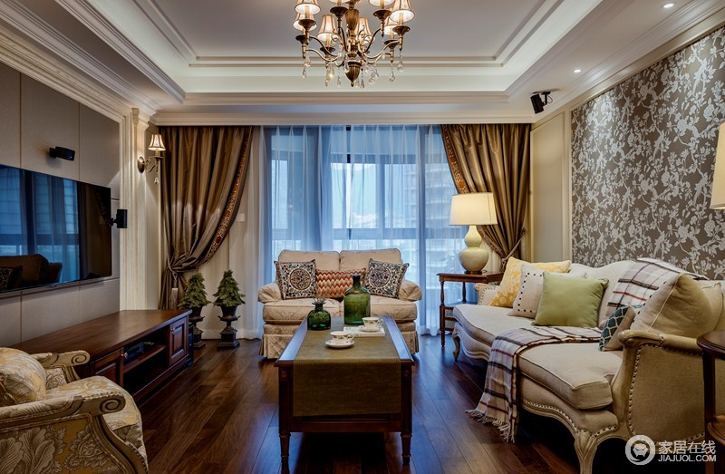 客厅的咖棕色窗帘对称而置，形成以中曲线的柔和，米色美式布艺沙发带着现代感，搭配出和谐。