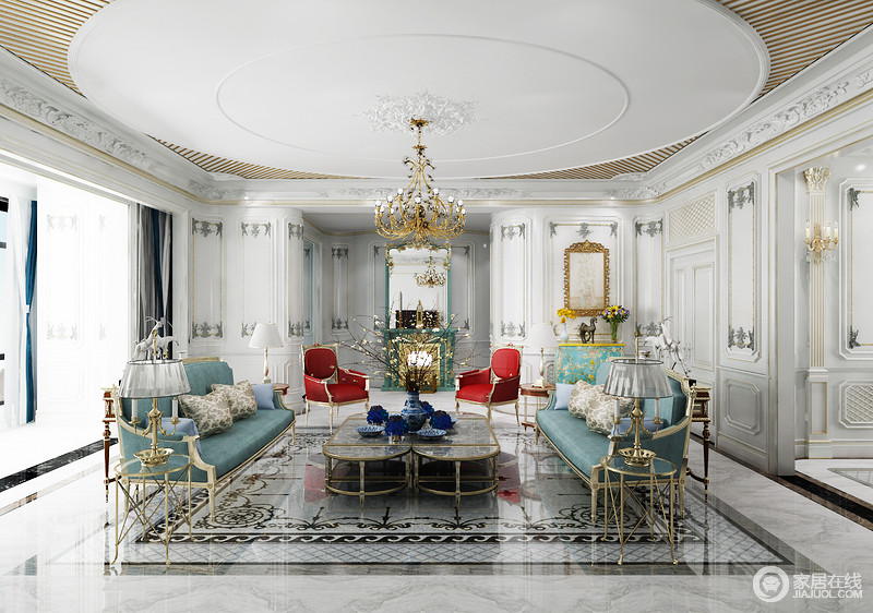 客厅里线条勾勒诠释的白色墙面，立体又极具装饰性，衬托的中央摆放的沙发组，愈加优雅华贵；清爽的浅蓝与抢眼的正红，配上轻奢的鎏金材质，法式的浪漫和奢丽娓娓呈现，空间显得轻盈灵动。
