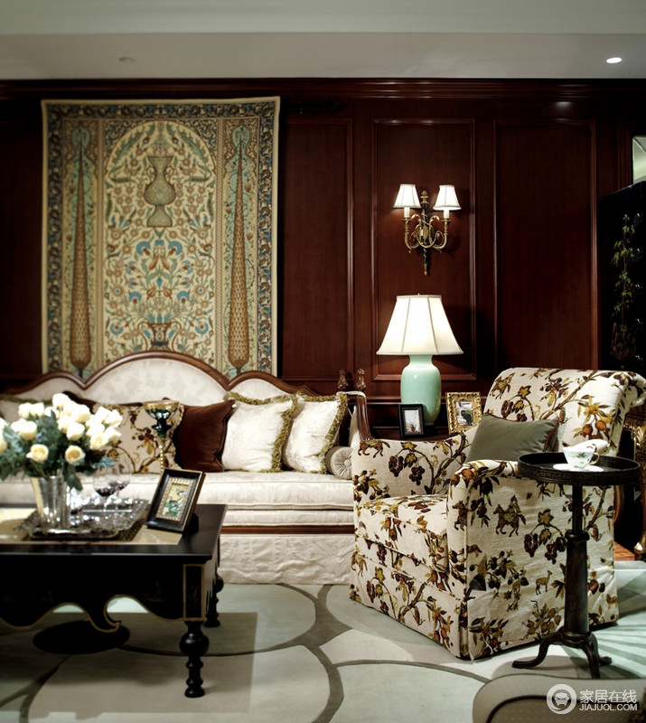豪华大沙发霸气地躺在客厅中央，原木质地的墙壁环绕一圈，让我们充分体会到欧式设计的奢华之感。
