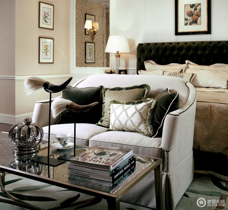卧室以米色漆粉刷空间，并来突出面状感的设计，法兰绒床品携带着古典气息，让整个空间豪华了不少；休息区的设计更是贴心地营造了放松的氛围，让生活惬意而富有品味。