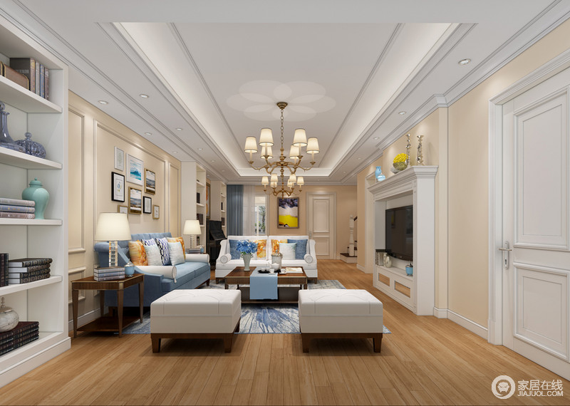 客厅巧妙地用色营造出应景怡情的舒心之境，淡黄色刷漆在蓝色休闲沙发和扎染地毯的衬托下，清雅别样。