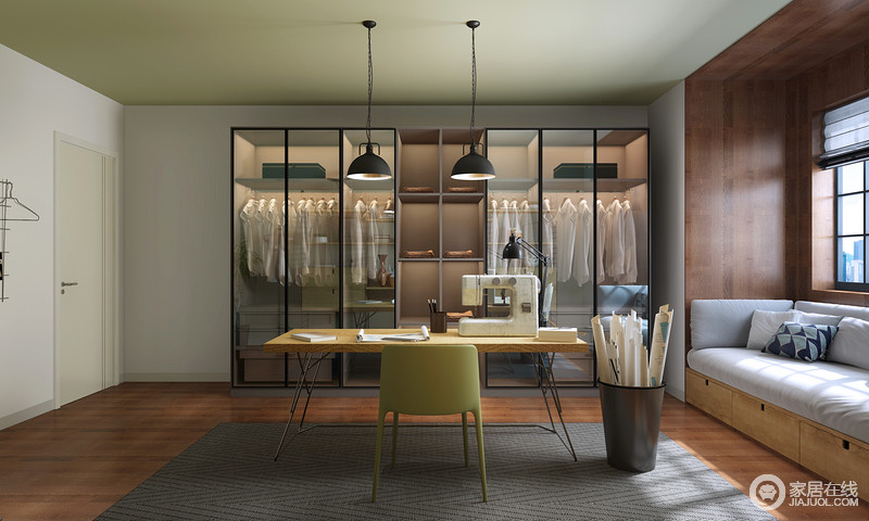 整个空间规整利落，衣柜以玻璃门的形式，让空间也得更是通透，带来一种新的收纳设计；书桌因为现代餐椅和新中式画缸而富有文艺质感。